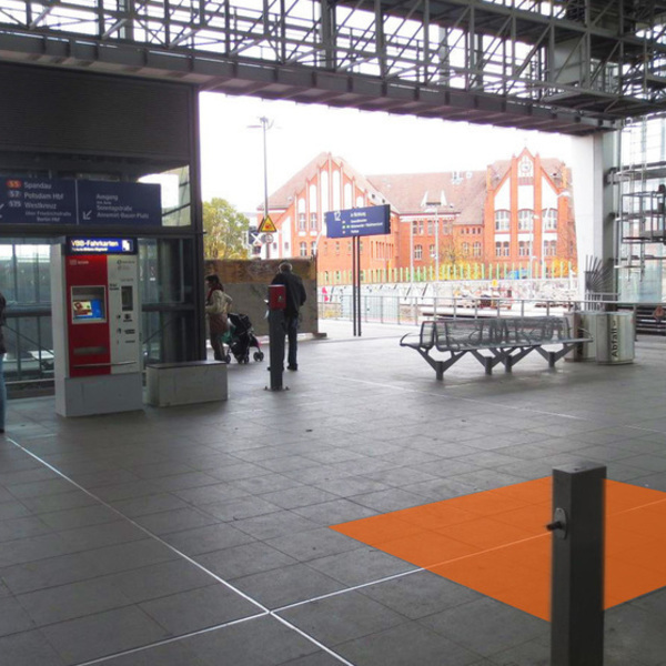 Ringbahnplatte, neben Fahrkartenshop/S-Bahn Pavillon