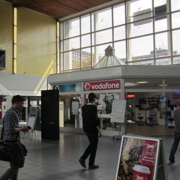 Sales Promotion Hbf Hildesheim, Empfangsgebäude, vor Durchgang Personenunterführung vor Shop