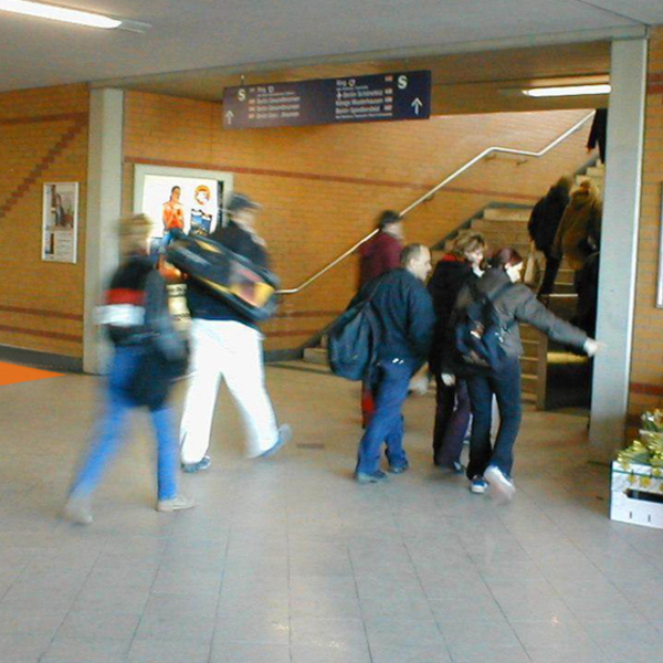 Sales Promotion, Neben Treppe Zugang S-Bstg./ Halle Übergang zur U-Bahn