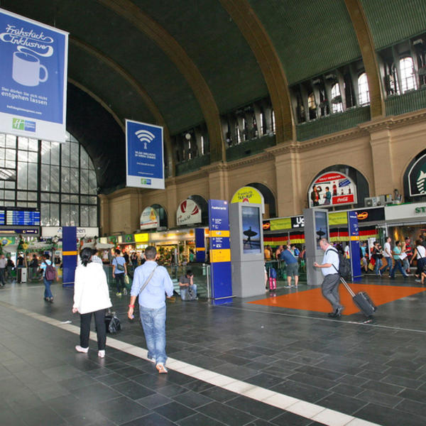 Sales Promotion, Haupthalle, vor dem Treppenabgang