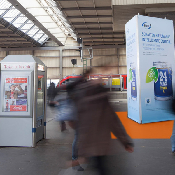 Sales Promotion, Querbahnsteig, vor Zugang Empfangshalle, Längshalle