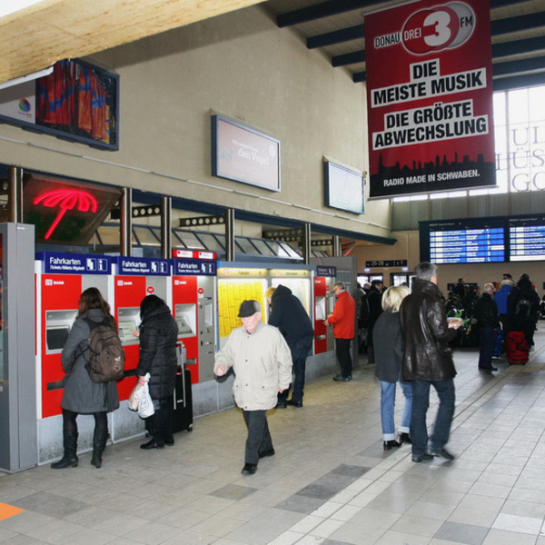 Sales Promotion Hbf Ulm, Empfangshalle, beim Hauptausgang Friedrich-Ebert-Straße