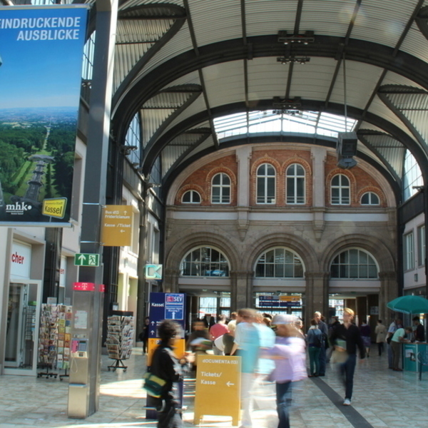 Mittelhalle, zwischen Reisezentrum und Ladenlokal