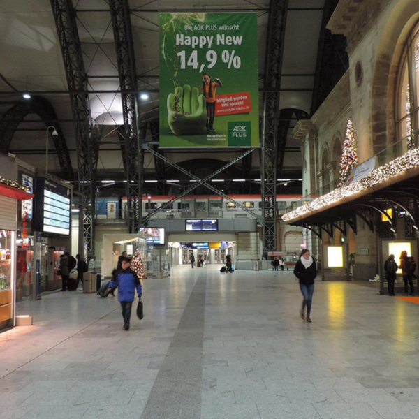 Querbahnsteig, vor Zugang Längshalle