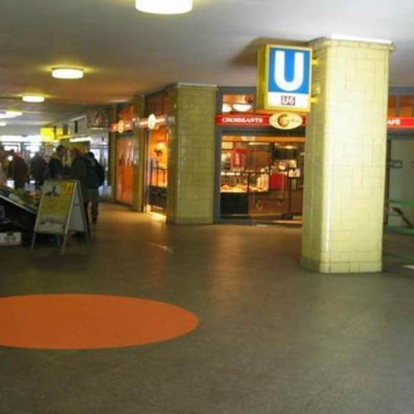 Sales Promotion, Empfangshalle, gegenüber Übergang zur U-Bahn