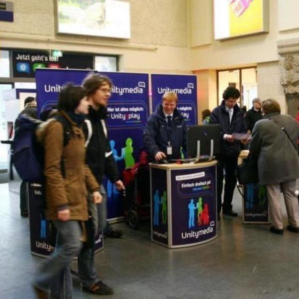 Sales Promotion  Hbf Aachen, EH Mitte, zwi. Fahrausweisautomaten und Vitrinenkombination