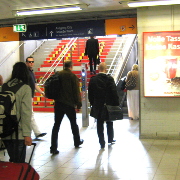 Personentunnel, zwischen Treppenabgang und Aufzug