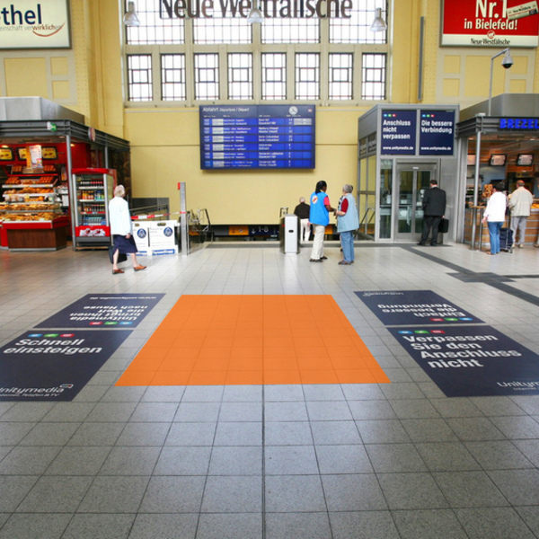 Sales Promotion, Empfangshalle, vor Treppenabgang zu den Bahnsteigen