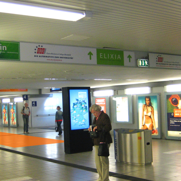 Sales Promotion, Personentunnel am Aufzug, Sicht Ausgang neues Bahnhofsviertel