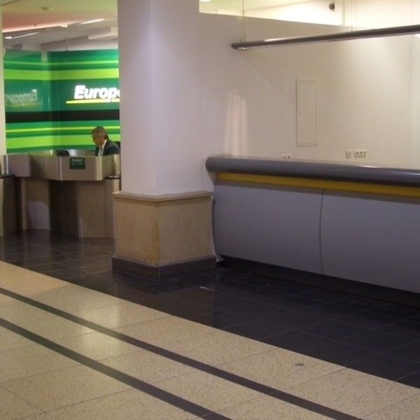 Hertz Counter (Westhalle), DB Reisezentrum, Richtung City Ausgang Ernst-August-Platz