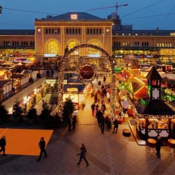 Sales Promotion, Vorplatz, vor dem Passarellengeländer