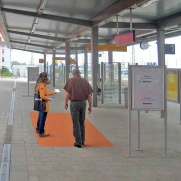 Sales Promotion, Bahnsteig Gleis 1, Nähe Treppenaufgang Bahnsteig-Unterführung