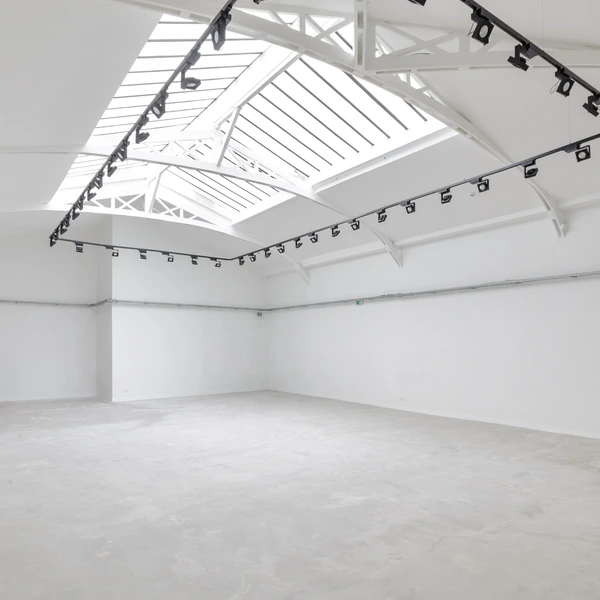 Contemporary Showroom in Paris