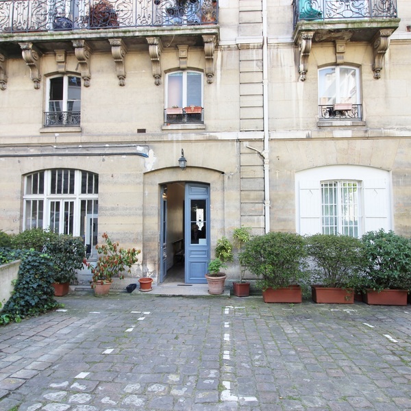 Unique Space Facing a Beautiful Green Courtyard - 47 Rue Des Tournelles Showroom