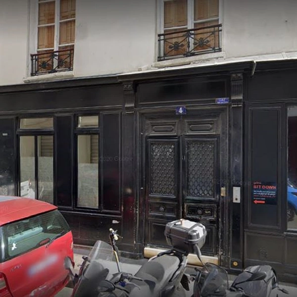 Warm white walled gallery in Paris