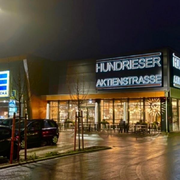 Frequentierte Außenfläche für Produktpräsentationen und Infostände