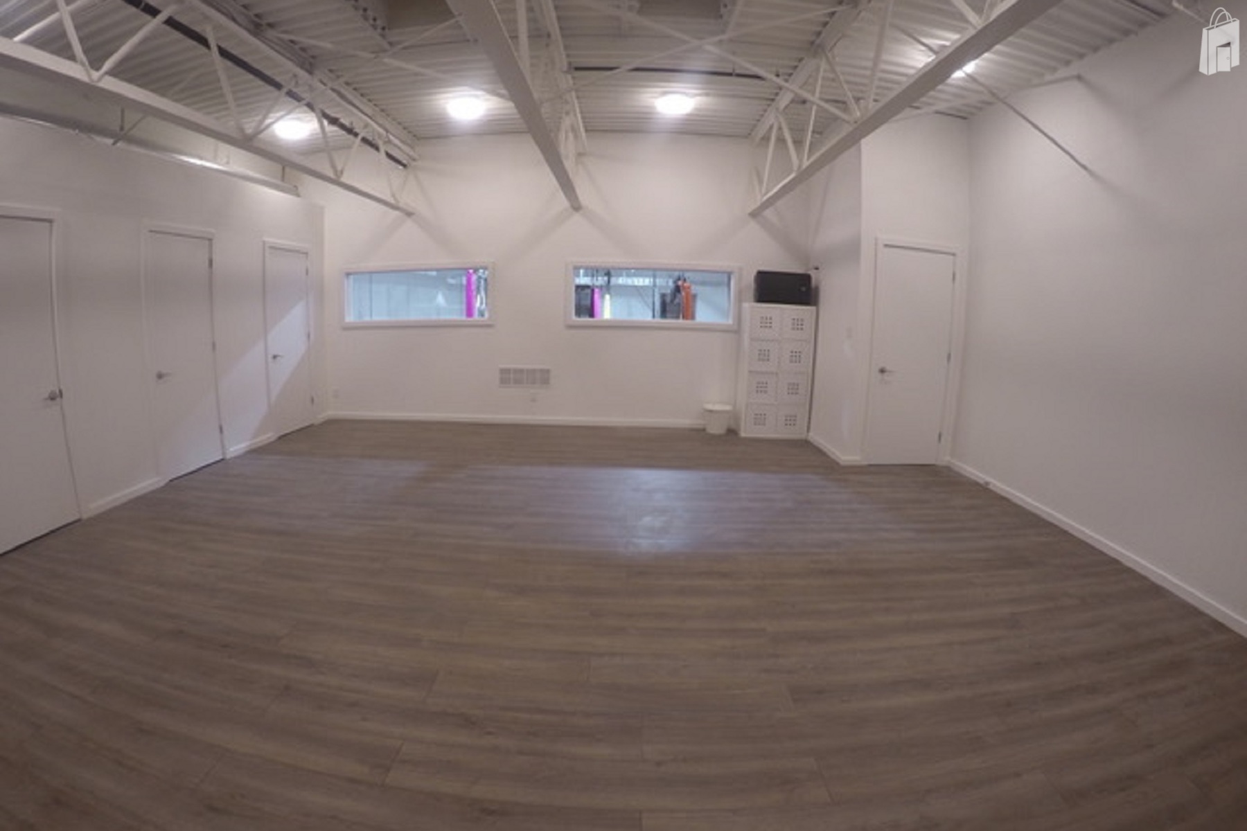 Upstairs Studio 600 sq ft
