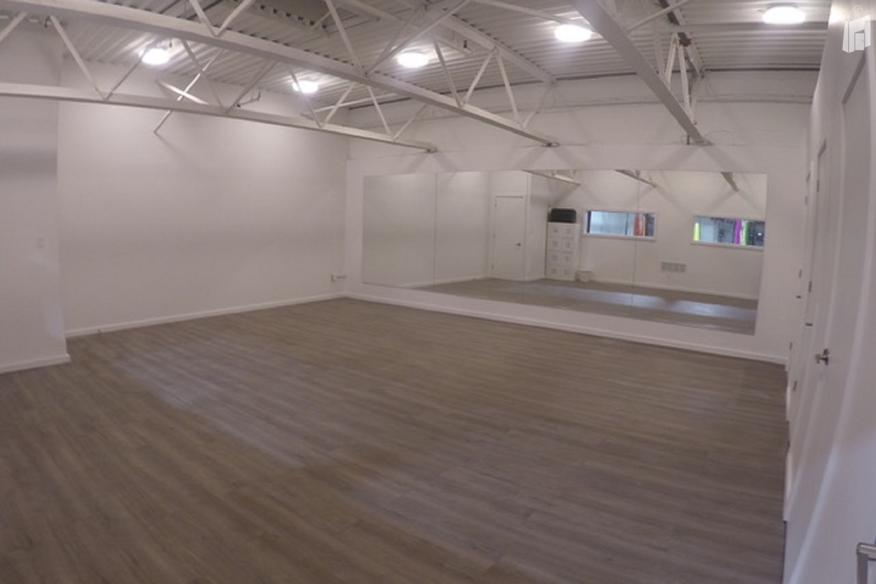 Upstairs Studio 600 sq ft