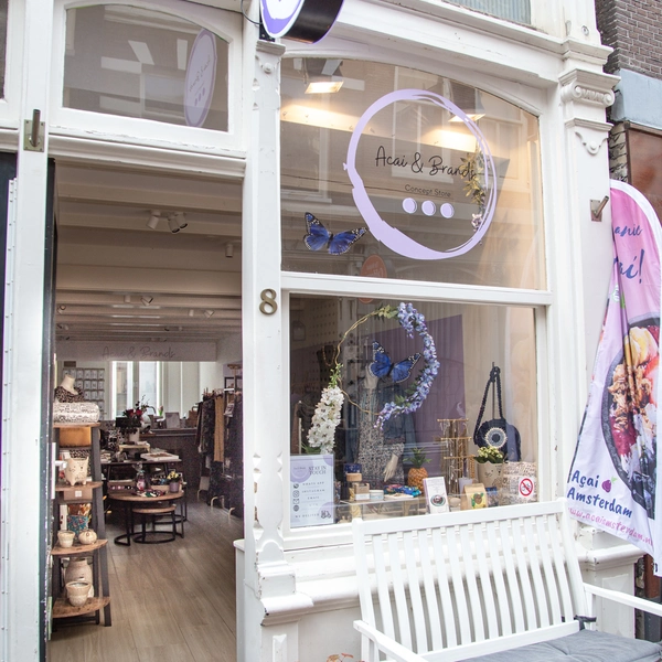 A cozy concept store located by the charming Amsterdam canals.