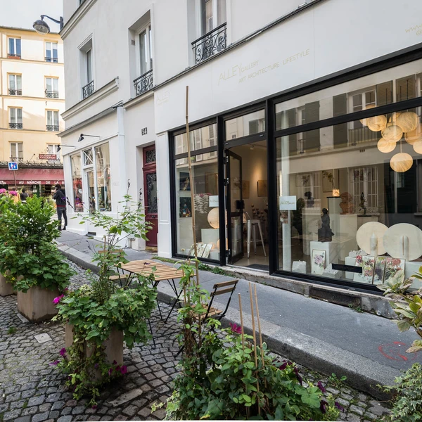 LIVE IN YOUR ART GALLERY