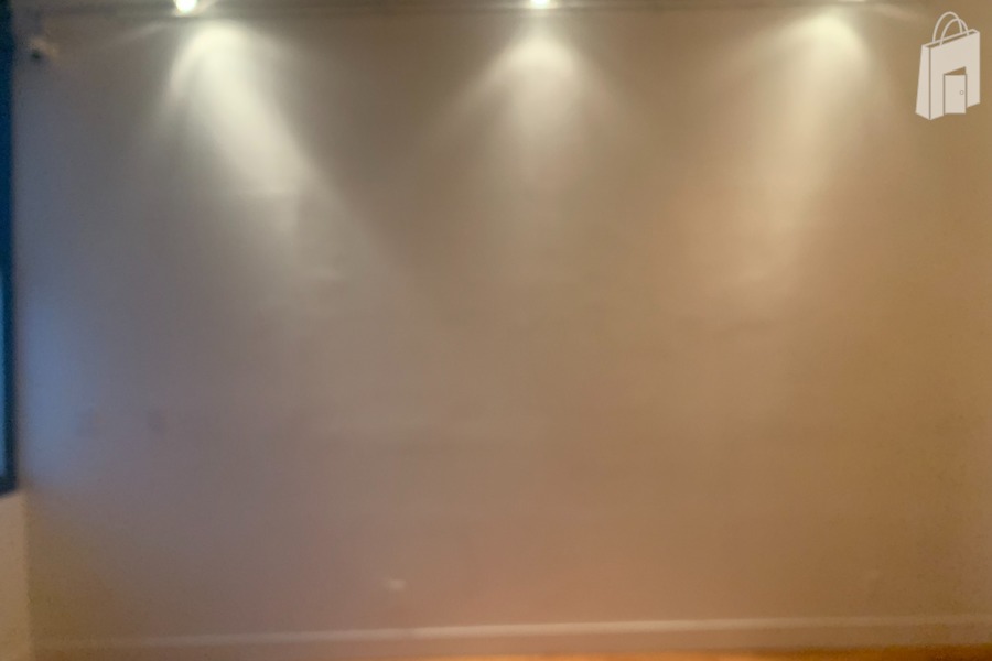 The MainRooms Beautiful display wall equipped with a track system to suspend items along walls