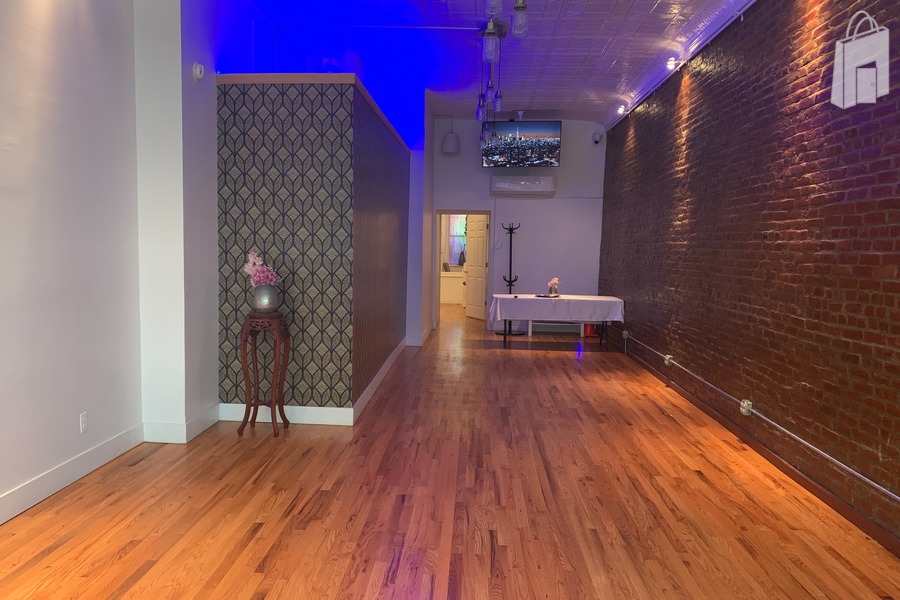 The main room is 500 sqft & 12.5 ftt high ceilings