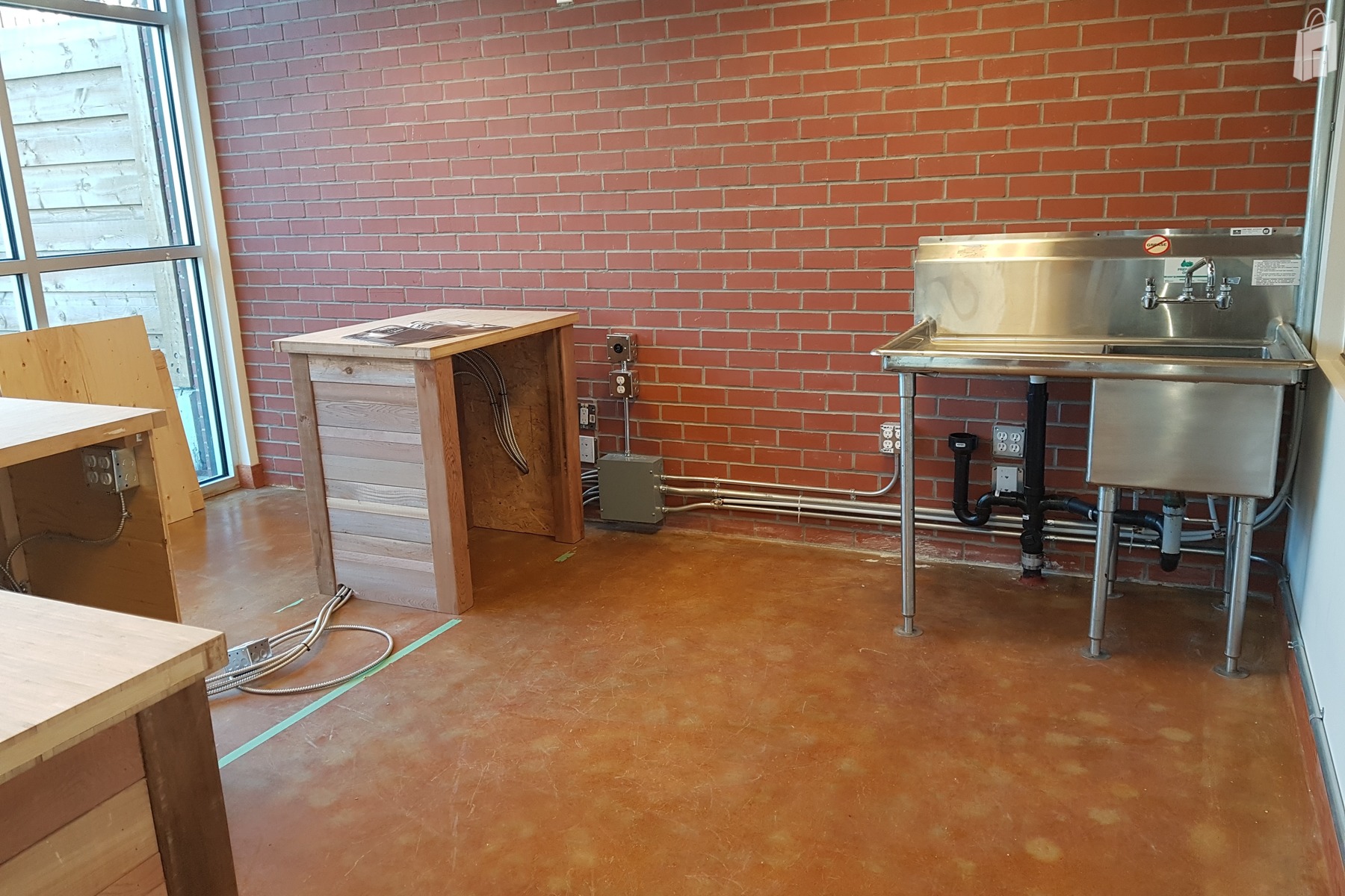 cafe counter , sink and undermount plugs and 220 v 