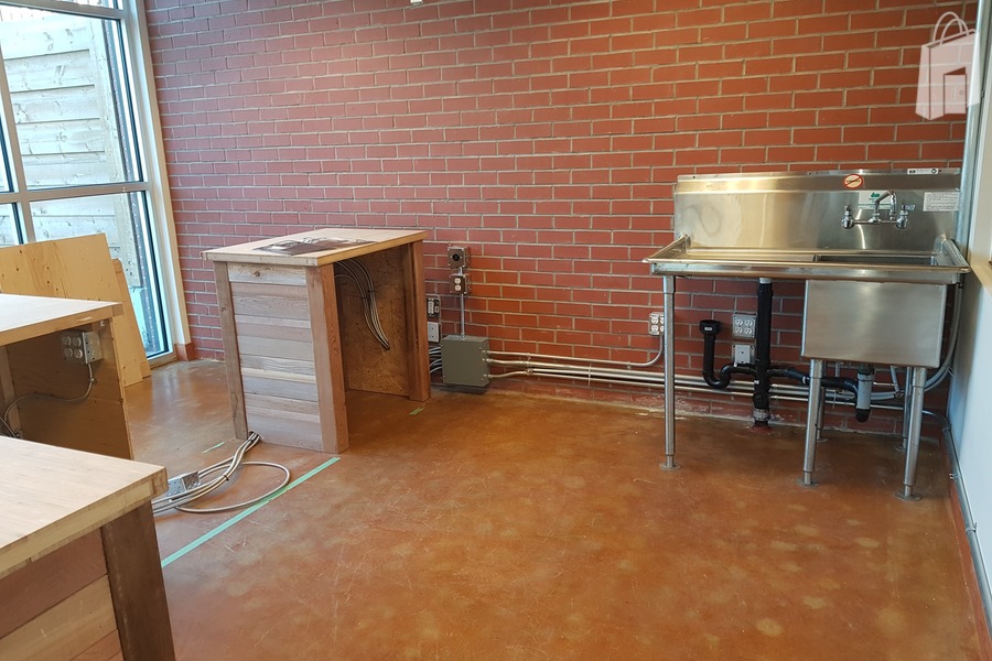 cafe counter , sink and undermount plugs and 220 v 