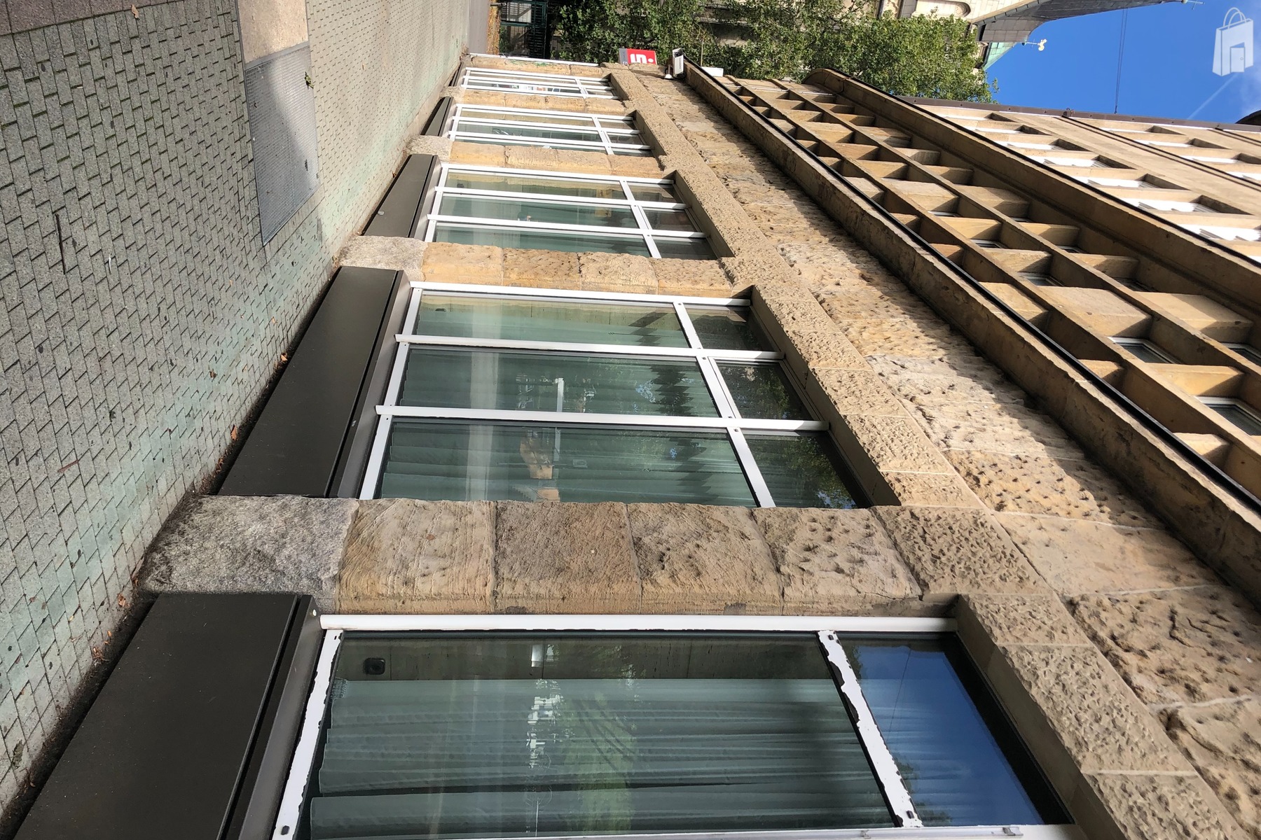 Außenansicht Fensterfront