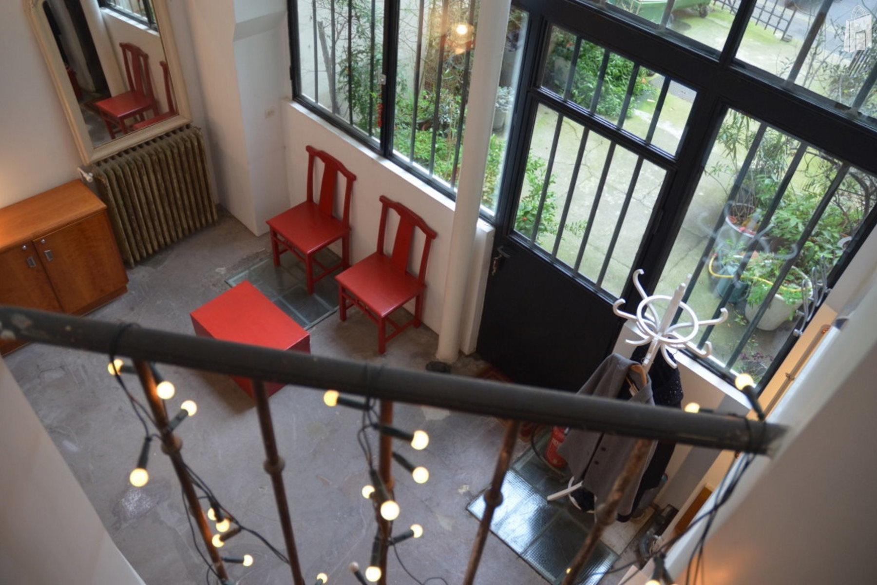 A High glass front(4.60 m high ceiling) opening onto the courtyard