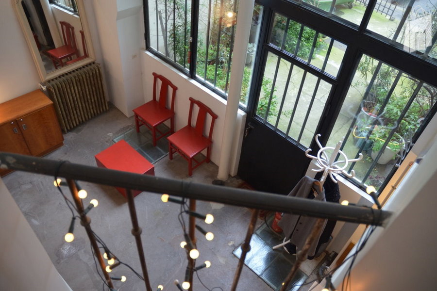 A High glass front(4.60 m high ceiling) opening onto the courtyard