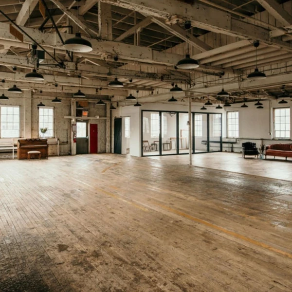 Amazing and spacious wooden loft in Dundas