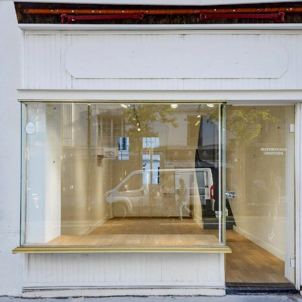 Bespoke white pop up boutique in Paris 