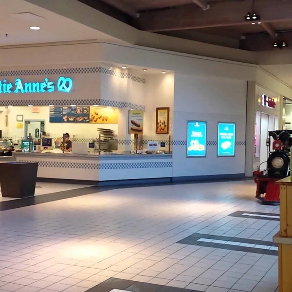 Great Retail Pop-Up Space in West Dundee, Illinois