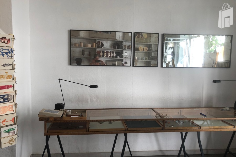 Ladentisch/Vitrine rechts von der Strasse aus gesehen.