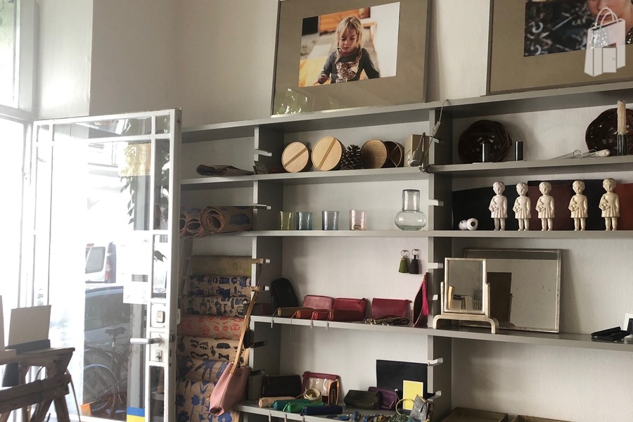 Regal an der rechten Wand, von der Strasse aus gesehen. 