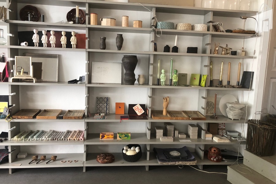 Regal und Treppe  zur Werkstatt/Lager