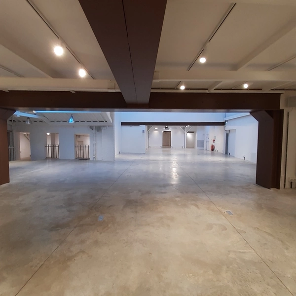 Monumental Showroom with shop in the center of Paris