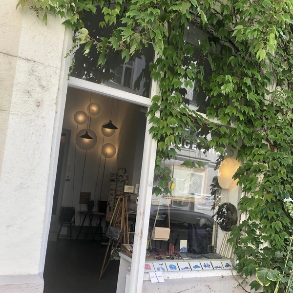 Kleiner Altbau Laden im traditionellen Lehel  charmante Ladenfassade