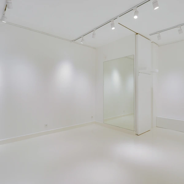 A bright 40 m2 store with a ceiling height of 3m20 located in the heart of Le Marais