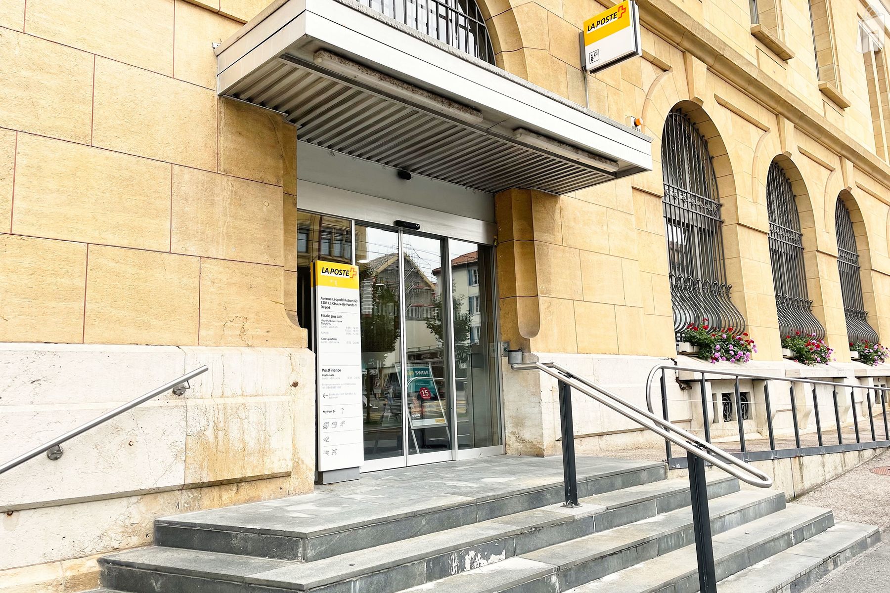 Vue extérieure, filiale de la Poste La Chaux-de-Fonds 1 Dépôt