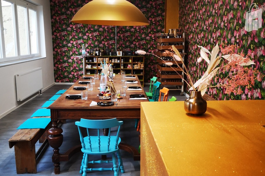 Pop-Up-Fläche mit Fensterfront