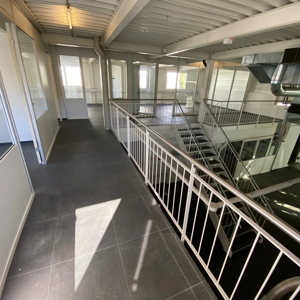 grosszügiger Showroom direkt an der Hauptstrasse!