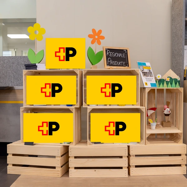 Caisse en bois pour vente de produit de la Poste Morges 1