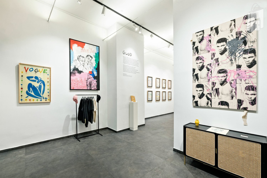 Erster Ausstellungsraum bei der Auslage