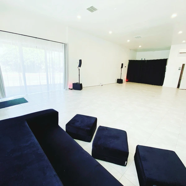 Beautiful ground level, open floor, storefront in Los Angeles