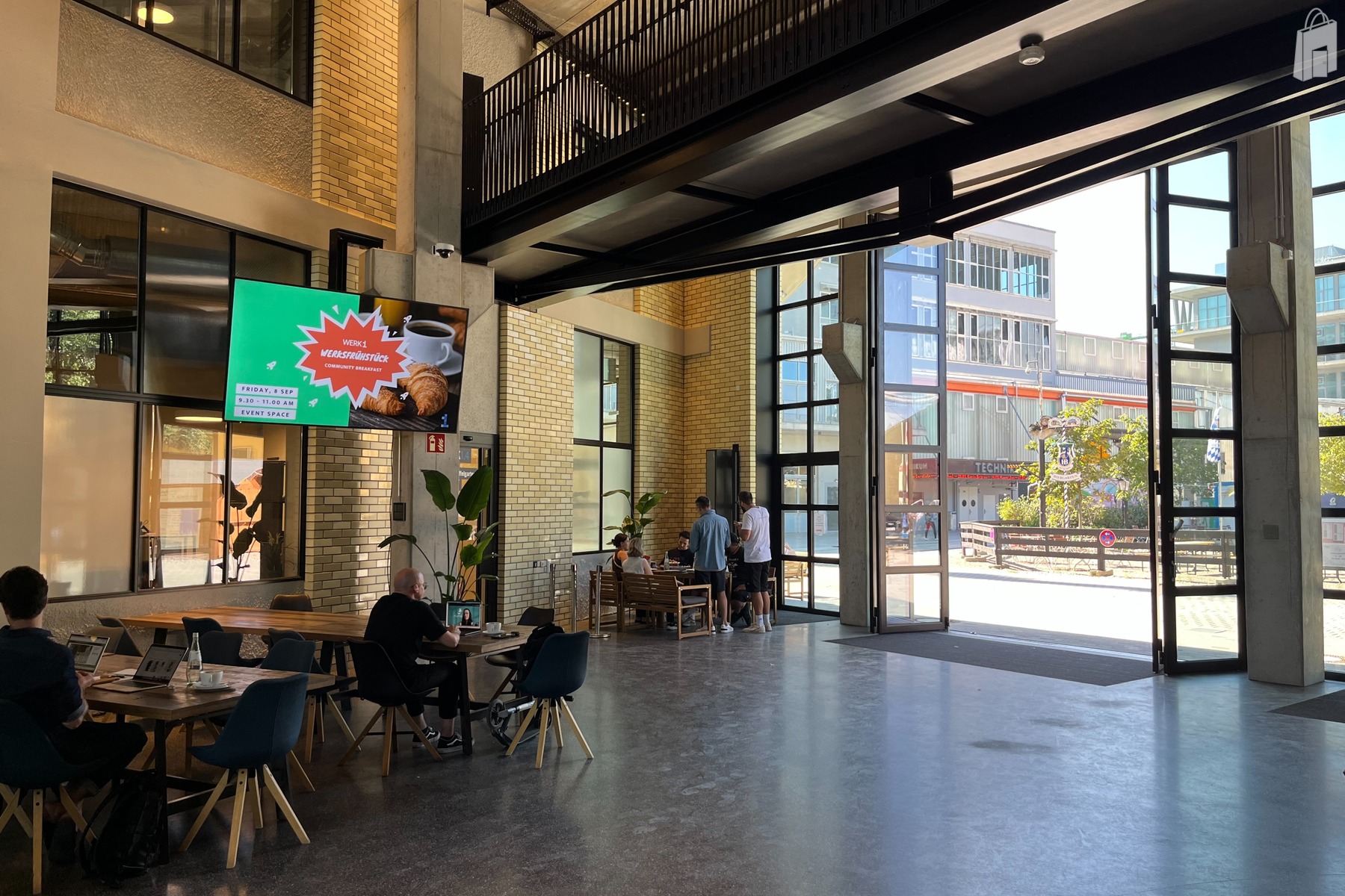 Aufenthaltsbereich vor Laden 1