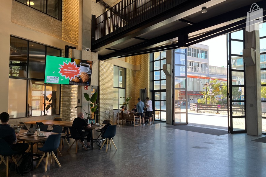 Aufenthaltsbereich vor Laden 1