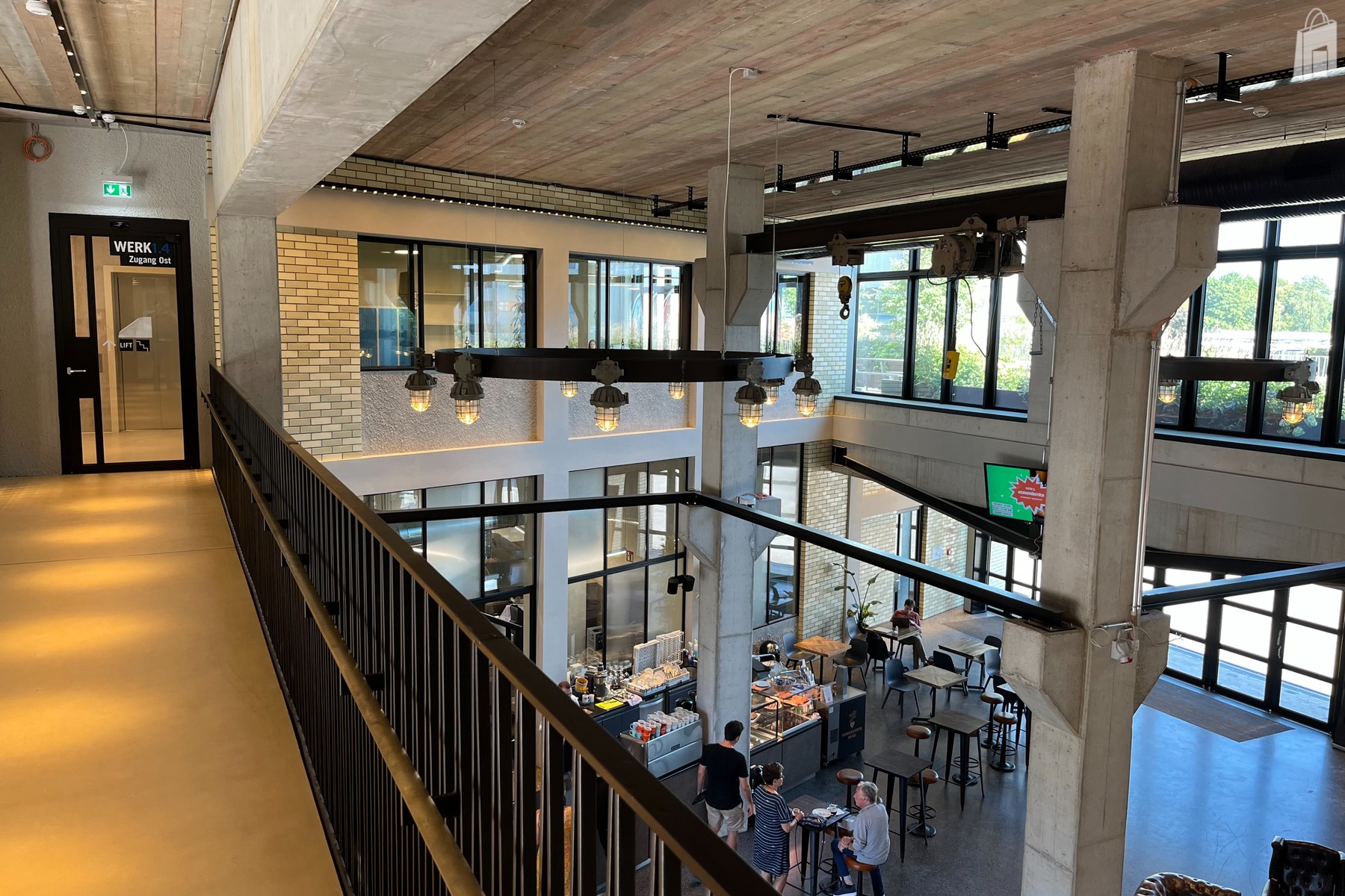 Aufenthaltsbereich vor Laden 2