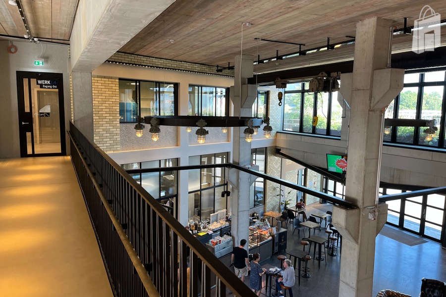 Aufenthaltsbereich vor Laden 2